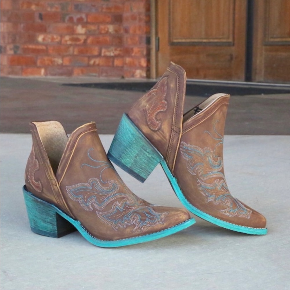Corral Cognac embroidered boot